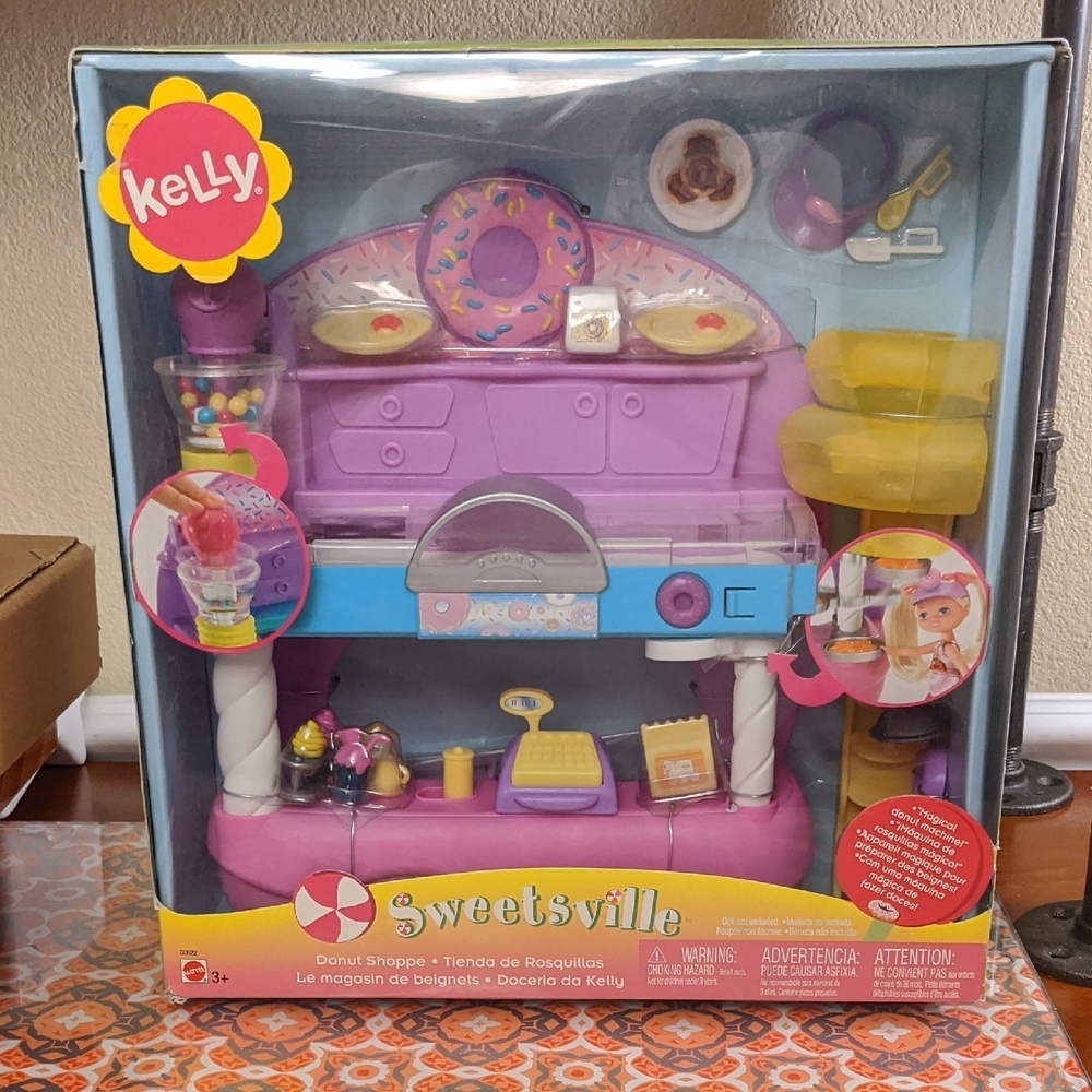 NIB - Barbie SWEETSVILLE Kelly Donut Shoppe 2003 Ages 3 And Up Fun Girls Toy